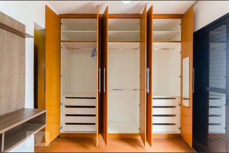 Apartamento para alugar com 130m², 2 quartos e 1 vaga Apartamento para alugar com 130m², 2 quartos e 1 vagaDetalhe armário
