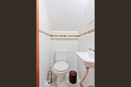 Lavabo de casa para alugar com 3 quartos, 130m² em Jardim Regina, São Paulo
