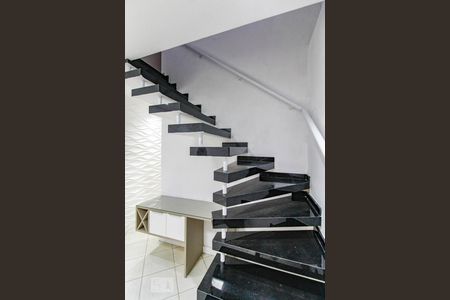 Escada de casa à venda com 3 quartos, 272m² em Vila das Palmeiras, Guarulhos