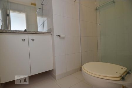 Apartamento à venda com 112m², 2 quartos e 1 vaga Apartamento à venda com 112m², 2 quartos e 1 vagaBanheiro da suíte