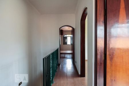 Casa à venda com 170m², 3 quartos e 4 vagasCorredor segundo andar 