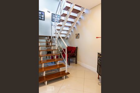Escada de casa de condomínio para alugar com 4 quartos, 400m² em Vila Albertina, São Paulo