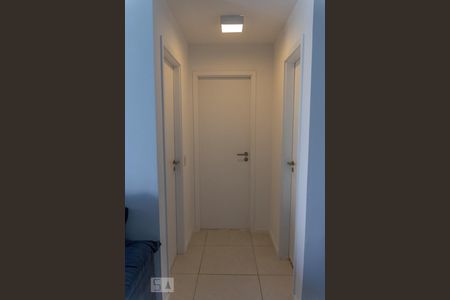 Corredor de acesso aos quartos de apartamento para alugar com 2 quartos, 68m² em Recreio dos Bandeirantes, Rio de Janeiro