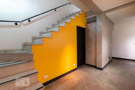 Casa à venda com 220m², 3 quartos e 2 vagas Casa à venda com 220m², 3 quartos e 2 vagasEscadas
