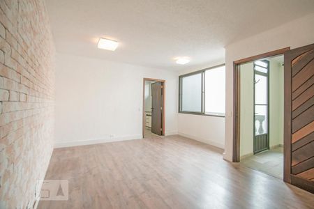 Sala de Estar de casa para alugar com 2 quartos, 80m² em Jardim Petrópolis, São Paulo