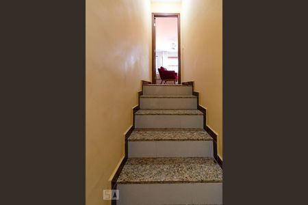 Casa à venda com 146m², 3 quartos e 2 vagasEscada