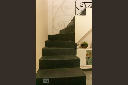 Casa à venda com 177m², 4 quartos e 2 vagas Casa à venda com 177m², 4 quartos e 2 vagasEscada