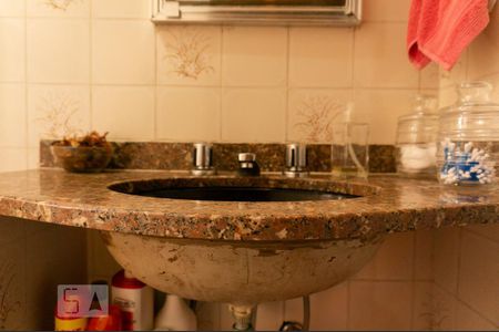 Casa à venda com 177m², 4 quartos e 2 vagas Casa à venda com 177m², 4 quartos e 2 vagasBanheiro Social