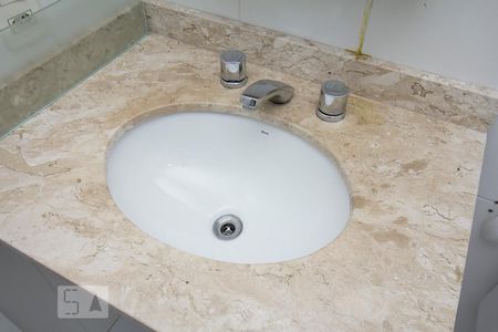 Apartamento para alugar com 68m², 2 quartos e 1 vagaDetalhe banheiro do corredor