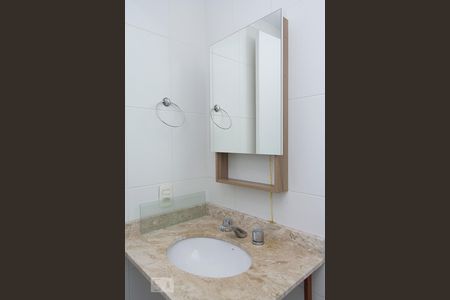 Apartamento para alugar com 68m², 2 quartos e 1 vagaDetalhe banheiro do corredor