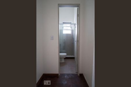 Banheiro de kitnet/studio para alugar com 1 quarto, 35m² em Santana, Porto Alegre