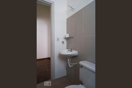 Banheiro de kitnet/studio para alugar com 1 quarto, 35m² em Santana, Porto Alegre