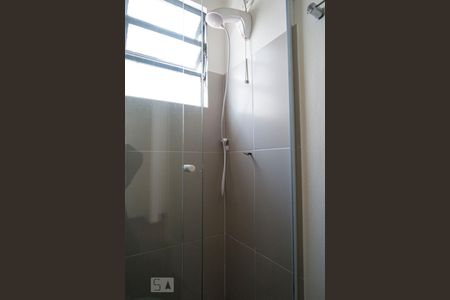 Banheiro de kitnet/studio para alugar com 1 quarto, 35m² em Santana, Porto Alegre