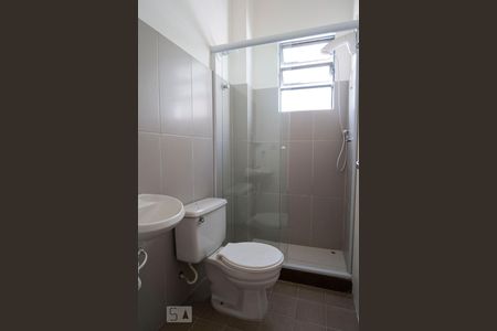 Banheiro de kitnet/studio para alugar com 1 quarto, 35m² em Santana, Porto Alegre