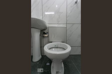 Banheiro de kitnet/studio para alugar com 1 quarto, 15m² em Concórdia, Belo Horizonte