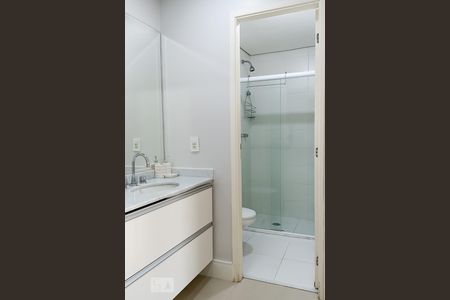 Banheiro de apartamento à venda com 1 quarto, 49m² em Alphaville Industrial, Barueri