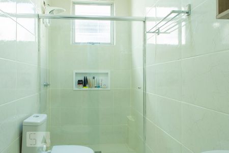 Banheiro de apartamento à venda com 2 quartos, 82m² em Passo da Areia, Porto Alegre
