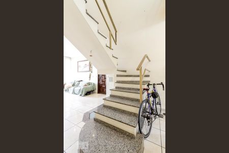 Casa à venda com 236m², 4 quartos e 4 vagasEscadas Quartos