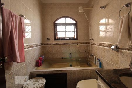 Casa para alugar com 206m², 4 quartos e 5 vagasBanheiro suíte 1