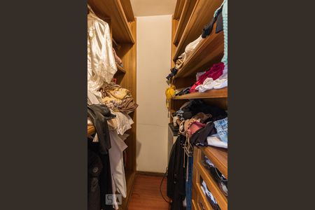 Casa à venda com 252m², 3 quartos e 2 vagas Casa à venda com 252m², 3 quartos e 2 vagasCloset da suíte