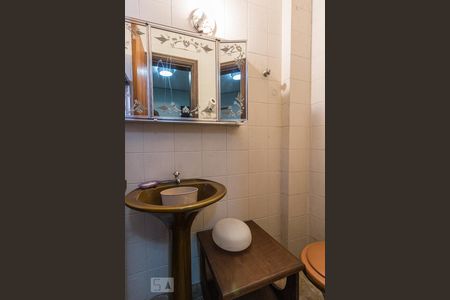 Casa à venda com 252m², 3 quartos e 2 vagas Casa à venda com 252m², 3 quartos e 2 vagasBanheiro de Serviço