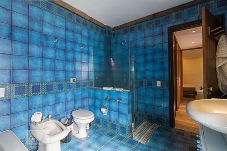 Casa à venda com 252m², 3 quartos e 2 vagas Casa à venda com 252m², 3 quartos e 2 vagasBanheiro da Suíte