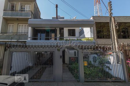 Casa à venda com 252m², 3 quartos e 2 vagas Casa à venda com 252m², 3 quartos e 2 vagasFachada