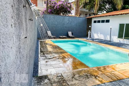 Casa à venda com 480m², 3 quartos e 3 vagas Casa à venda com 480m², 3 quartos e 3 vagasPiscina