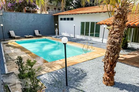 Casa à venda com 480m², 3 quartos e 3 vagas Casa à venda com 480m², 3 quartos e 3 vagasPiscina