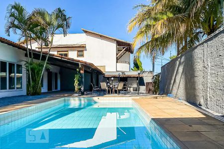 Casa à venda com 480m², 3 quartos e 3 vagas Casa à venda com 480m², 3 quartos e 3 vagasPiscina