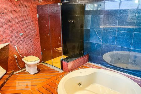 Casa à venda com 480m², 3 quartos e 3 vagas Casa à venda com 480m², 3 quartos e 3 vagasBanheiro da Suíte