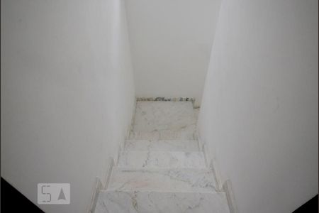 Casa à venda com 200m², 4 quartos e 4 vagasEscadas