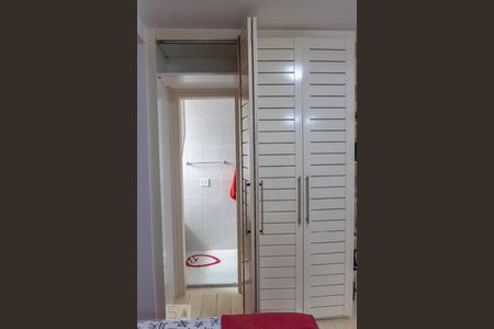 Apartamento à venda com 380m², 4 quartos e 3 vagasArmário e porta para o banheiro da Suíte 4 