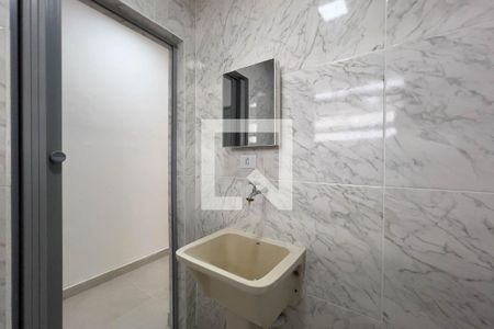 Banheiro de kitnet/studio para alugar com 1 quarto, 40m² em Liberdade, São Paulo