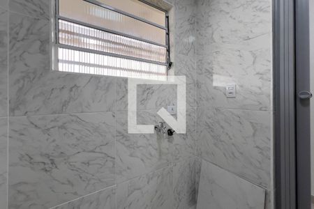 Banheiro de kitnet/studio para alugar com 1 quarto, 40m² em Liberdade, São Paulo