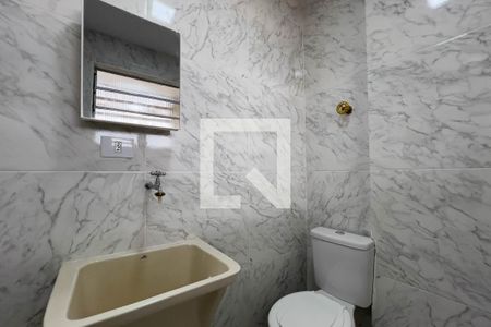 Banheiro de kitnet/studio para alugar com 1 quarto, 40m² em Liberdade, São Paulo