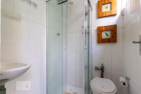 Banheiro de kitnet/studio para alugar com 1 quarto, 22m² em Botafogo, Rio de Janeiro