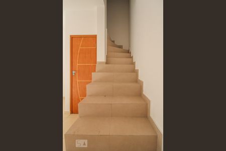 Escada de casa para alugar com 2 quartos, 45m² em Vila Nivi, São Paulo