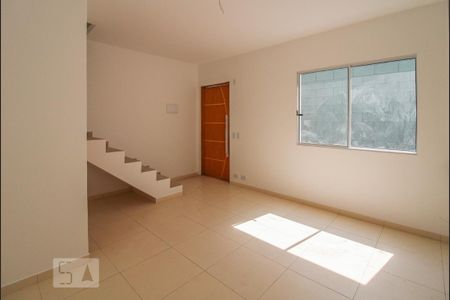 Sala de casa para alugar com 2 quartos, 45m² em Vila Nivi, São Paulo