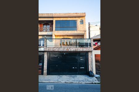 Casa à venda com 280m², 3 quartos e 3 vagas Casa à venda com 280m², 3 quartos e 3 vagasFachada