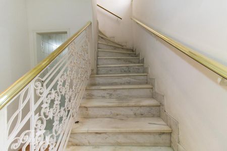 Casa à venda com 499m², 6 quartos e 7 vagasCasa 1 - Escada de Acesso aos Quartos e Terraço