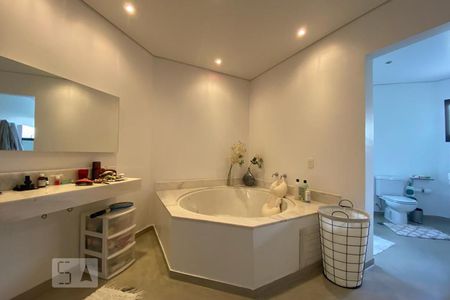 Apartamento à venda com 300m², 4 quartos e 4 vagasBanheiro da Suíte 1