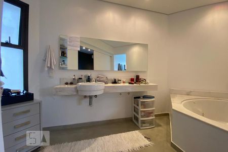 Apartamento à venda com 300m², 4 quartos e 4 vagasBanheiro da Suíte 1