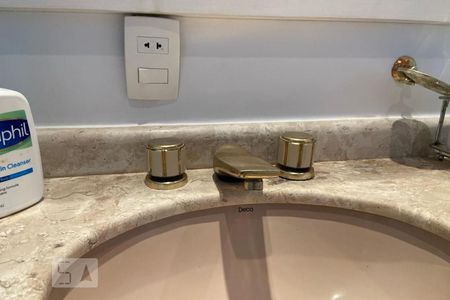 Apartamento à venda com 300m², 4 quartos e 4 vagasBanheiro - Torneira