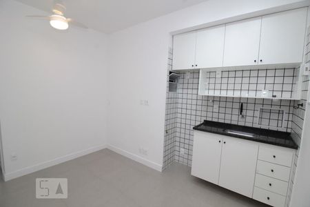 Cozinha de apartamento para alugar com 1 quarto, 29m² em Copacabana, Rio de Janeiro