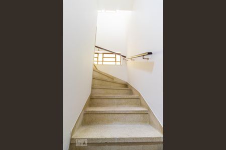 Escadaria de casa à venda com 3 quartos, 179m² em Jardim Santa Helena, São Paulo