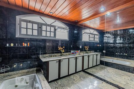 Casa à venda com 456m², 4 quartos e 2 vagasBanheiro da Suíte