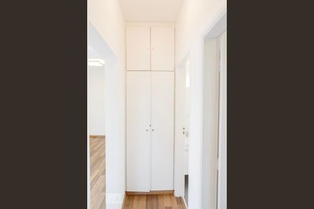 Corredor de apartamento para alugar com 2 quartos, 69m² em Cerqueira César, São Paulo