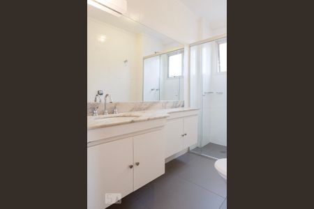 Banheiro de apartamento para alugar com 2 quartos, 69m² em Cerqueira César, São Paulo