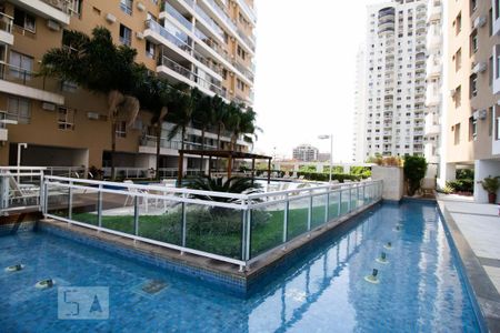 Apartamento à venda com 220m², 3 quartos e 2 vagas Apartamento à venda com 220m², 3 quartos e 2 vagasPiscina